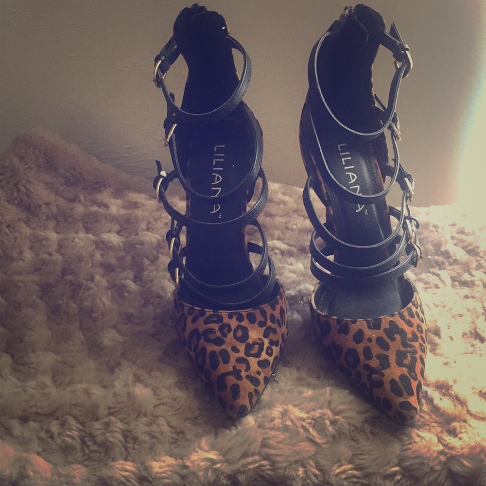 Leopard straped pumps